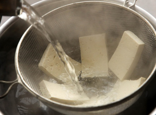 Trước khi r&aacute;n đậu h&atilde;y l&agrave;m việc n&agrave;y, đảm bảo đậu l&uacute;c n&agrave;o cũng v&agrave;ng gi&ograve;n căng phồng - Ảnh 2.