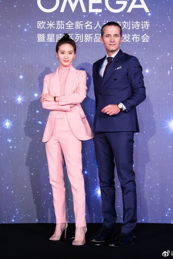 Cắt tóc tomboy siêu ngắn nhưng Lưu Thi Thi vẫn đẹp tựa nữ thần nhờ chọn được style phù hợp - Ảnh 12.
