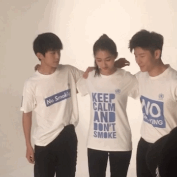 Vẻ ngượng ngùng của Dịch Dương Thiên Tỉ (TFBoys) khi phải quàng vai bạn nữ khiến các fan thích thú - Ảnh 1. Vẻ ngượng ngùng của Dịch Dương Thiên Tỉ (TFBoys) khi phải quàng vai bạn nữ khiến các fan thích thú - Ảnh 1.