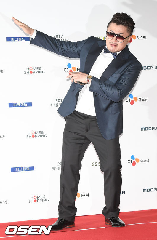 Thảm đỏ Korea Cable TV Awards 2017: Hani lộng lẫy lấn át cả dàn mỹ nhân nóng bỏng khoe chân dài - Ảnh 17.