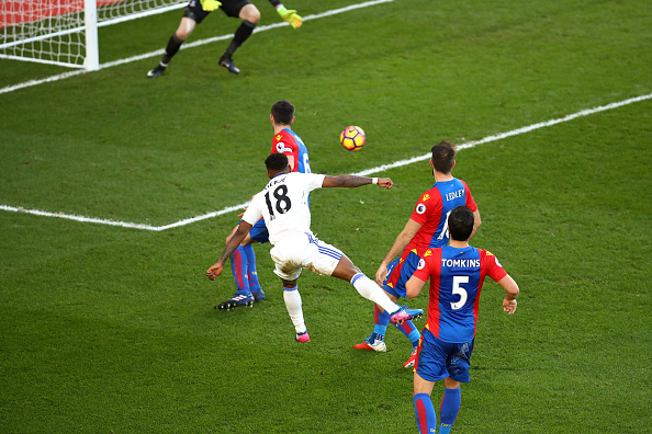 Ngả mũ th&aacute;n phục m&agrave;n độc diễn của Hazard trong trận derby London - Ảnh 6.