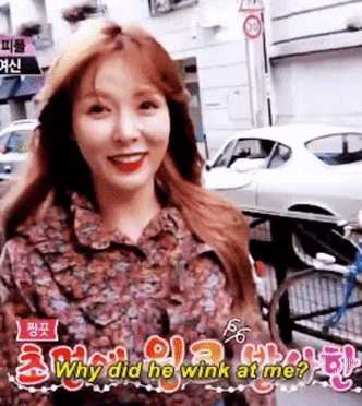 Biểu cảm cực đáng yêu của Hyuna khi nhận đươc một cái nháy mắt của một chàng trai nước ngoài - Ảnh 4.