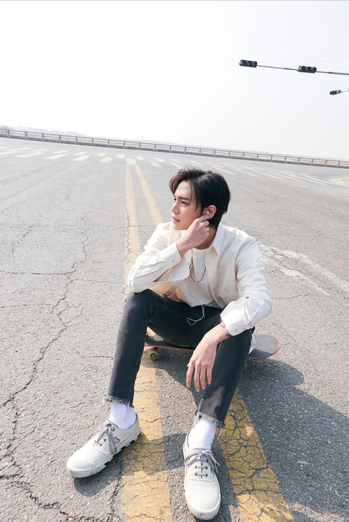 Cư dân mạng bấn loạn với vẻ đẹp khiến các nữ thần Kpop cũng phải ghen tị của chàng tân binh nhà YG - Ảnh 2.