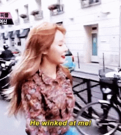 Biểu cảm cực đáng yêu của Hyuna khi nhận đươc một cái nháy mắt của một chàng trai nước ngoài - Ảnh 2.