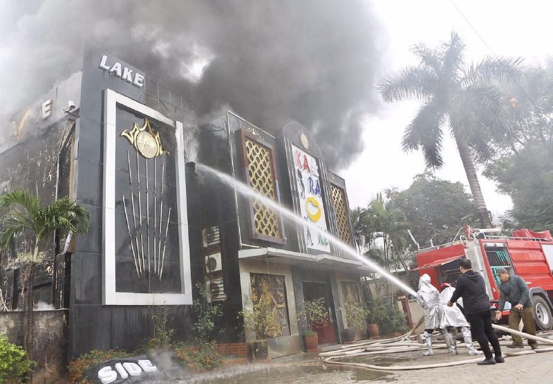 Hà Nội: Cháy lớn tại quán karaoke ở Linh Đàm, cột khói bốc cao hàng chục mét - Ảnh 5.