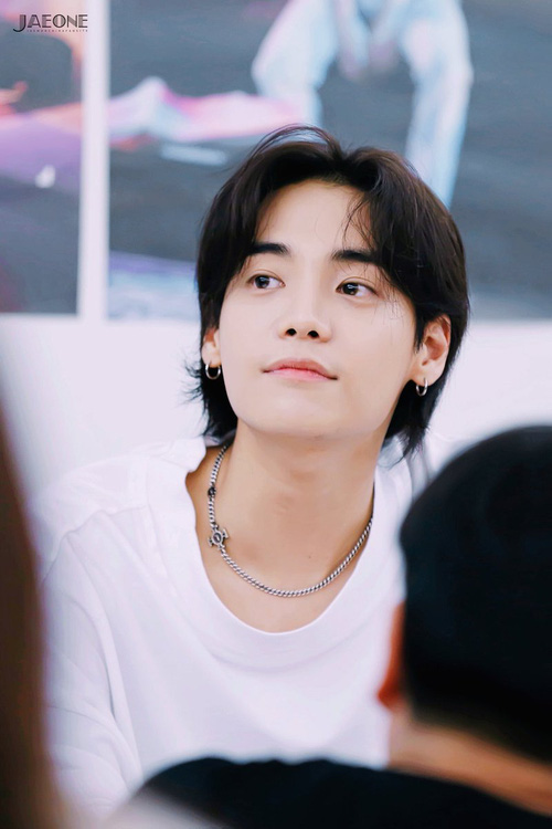 Cư dân mạng bấn loạn với vẻ đẹp khiến các nữ thần Kpop cũng phải ghen tị của chàng tân binh nhà YG - Ảnh 3.