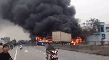Thanh H&oacute;a: Đấu đầu giữa đường, xe kh&aacute;ch giường nằm xe container bốc ch&aacute;y dữ dội - Ảnh 1.