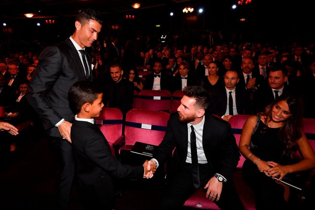 Con trai Ronaldo chững chạc bắt tay thần tượng Messi - Ảnh 2.