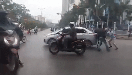 H&agrave; Nội: Va chạm giao th&ocirc;ng, 3 thanh ni&ecirc;n x&ocirc;ng v&agrave;o đ&aacute;nh người t&agrave;i xế taxi ngay giữa đường - Ảnh 1.