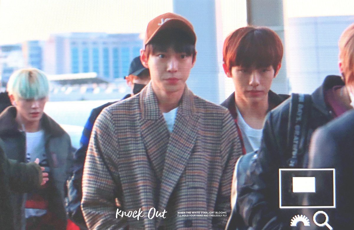Mỹ nam thế hệ mới Taeyong cùng dàn trai đẹp NCT đổ bộ sân bay Nội Bài giữa biển fan Việt - Ảnh 33.