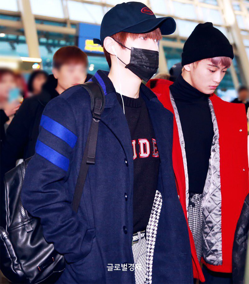 Mỹ nam thế hệ mới Taeyong cùng dàn trai đẹp NCT đổ bộ sân bay Nội Bài giữa biển fan Việt - Ảnh 35.
