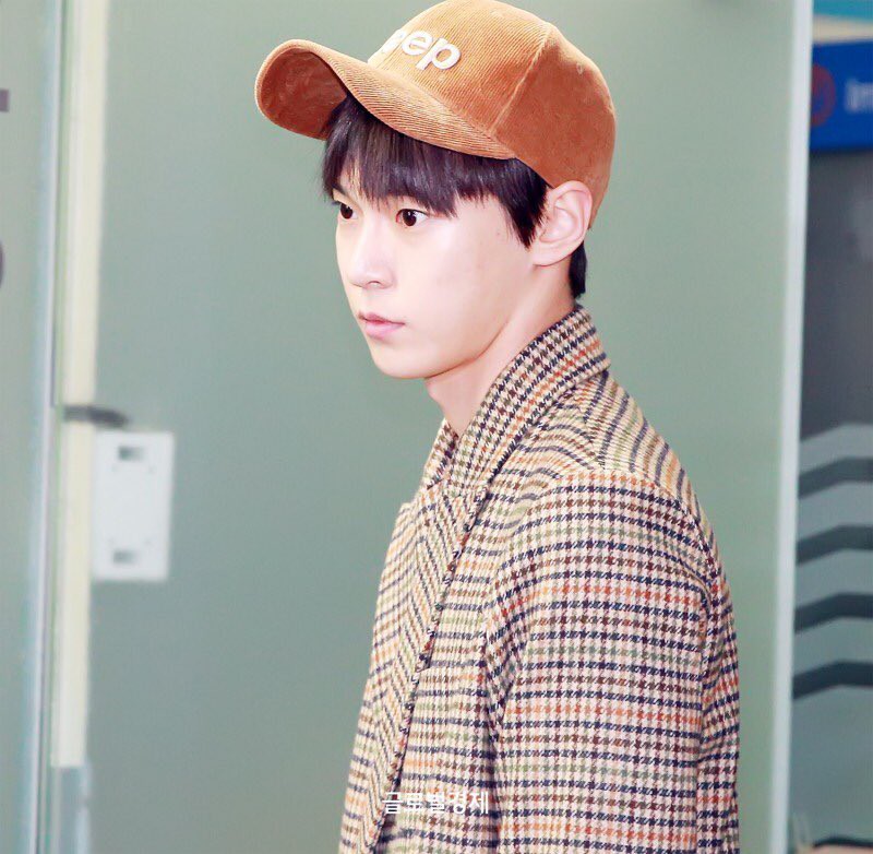 Mỹ nam thế hệ mới Taeyong cùng dàn trai đẹp NCT đổ bộ sân bay Nội Bài giữa biển fan Việt - Ảnh 36.