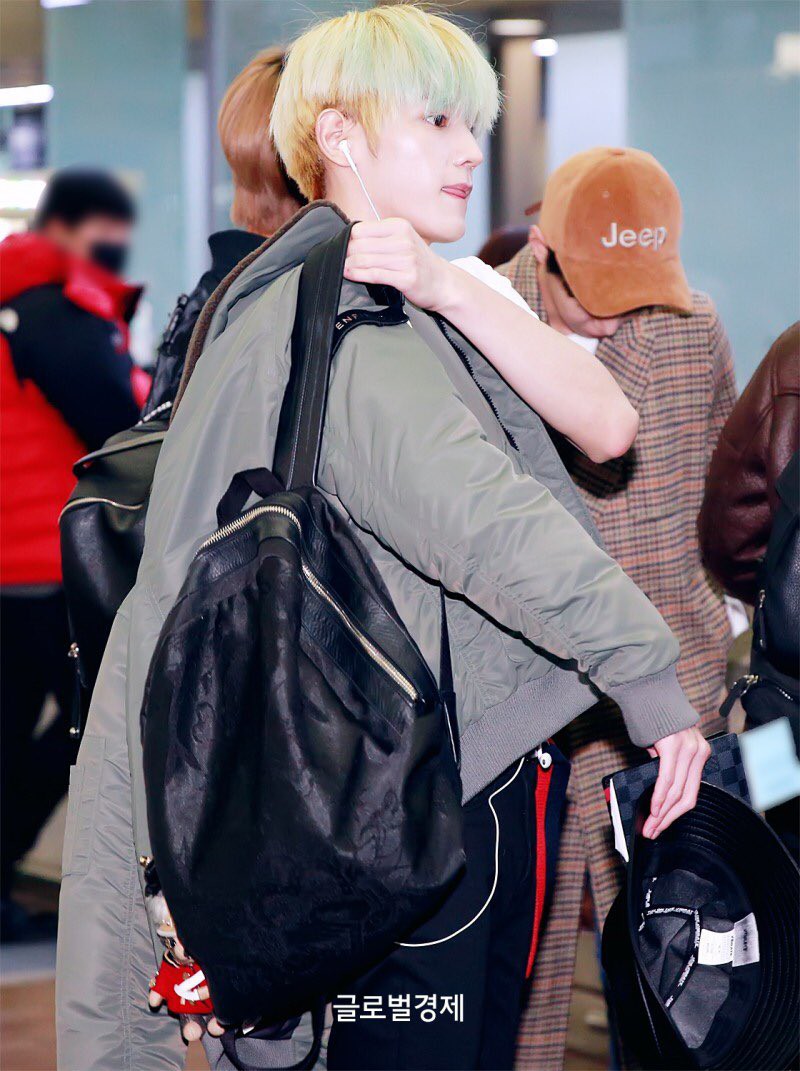 Mỹ nam thế hệ mới Taeyong cùng dàn trai đẹp NCT đổ bộ sân bay Nội Bài giữa biển fan Việt - Ảnh 37.