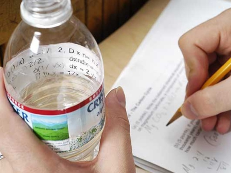 1001 phương ph&aacute;p gian lận thi cử b&aacute; đạo chỉ c&oacute; học sinh mới nghĩ ra - Ảnh 6.