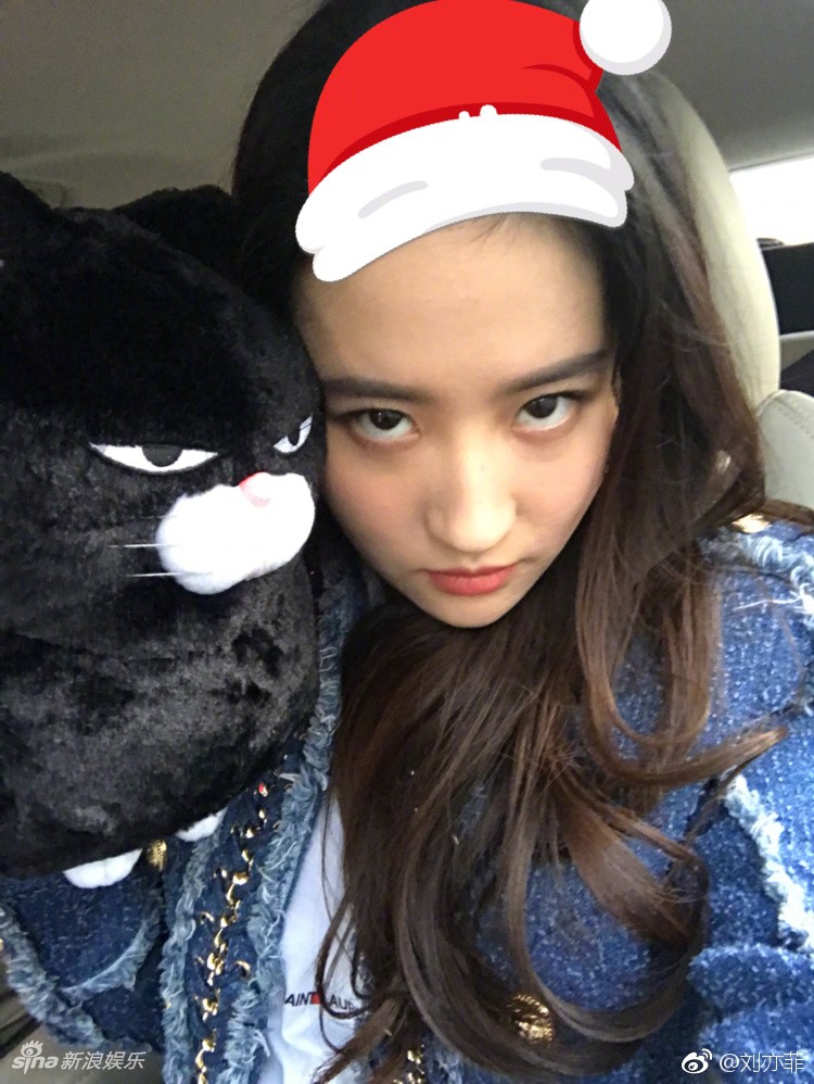 Đêm Noel của sao Trung: Đường Yên đỏ rực, Lưu Diệc Phi chạy sô mải miết - Ảnh 6. Đêm Noel của sao Trung: Đường Yên đỏ rực, Lưu Diệc Phi chạy sô mải miết - Ảnh 6.