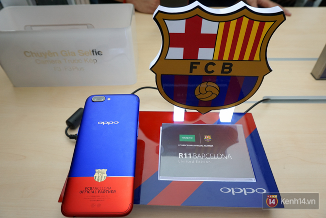 Cận cảnh OPPO R11 Barcelona độc nhất vô nhị tại VN: Mạ vàng 18K, phối màu cực chất nhưng chỉ để trưng bày và không bán - Ảnh 1.