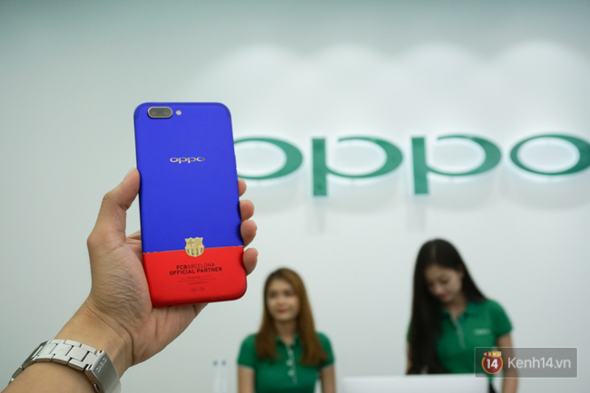 Cận cảnh OPPO R11 Barcelona độc nhất vô nhị tại VN: Mạ vàng 18K, phối màu cực chất nhưng chỉ để trưng bày và không bán - Ảnh 2.