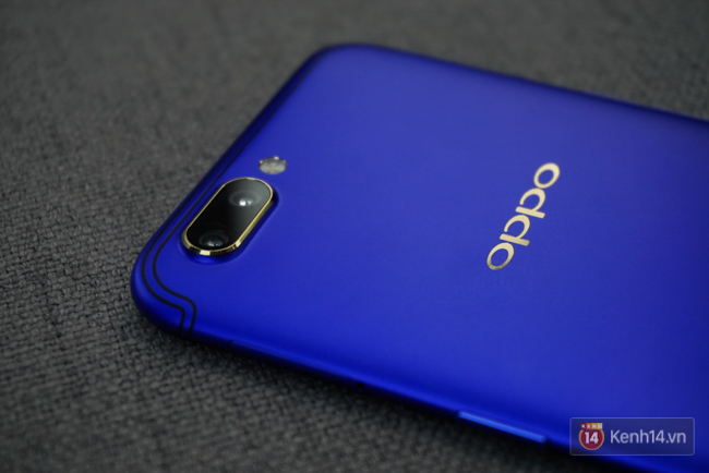 Cận cảnh OPPO R11 Barcelona độc nhất vô nhị tại VN: Mạ vàng 18K, phối màu cực chất nhưng chỉ để trưng bày và không bán - Ảnh 12.