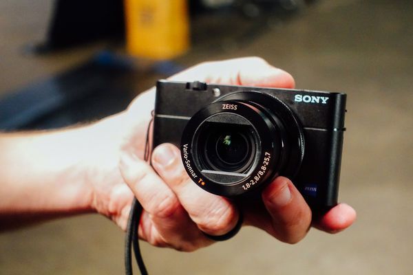 Selfie bằng smartphone xưa rồi, bạn phải dùng 5 máy ảnh này tự sướng mới đẹp và chất - Ảnh 1.