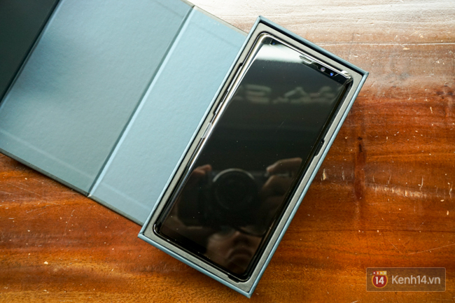 Trên tay nhanh Galaxy Note8 Đen Huyền Bí chính hãng: Đẹp không từ ngữ nào tả xiết! - Ảnh 2.