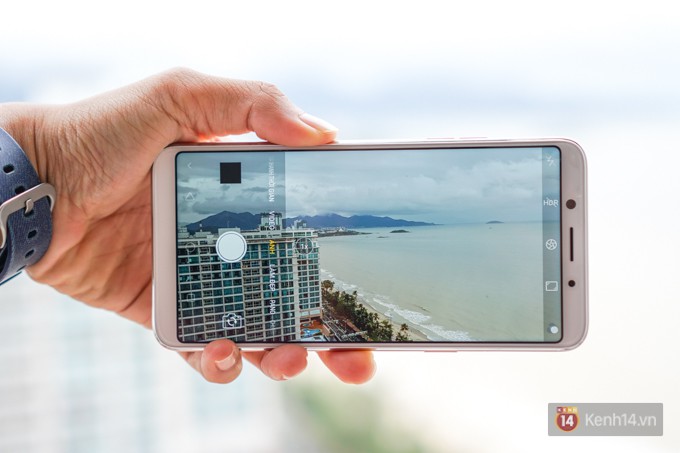 Trên tay F5: chiếc điện thoại viền siêu mỏng đầu tiên của Oppo, trang bị camera selfie AI 20 MP, có cả tính năng mở khóa bằng khuôn mặt - Ảnh 9. Trên tay F5: chiếc điện thoại viền siêu mỏng đầu tiên của Oppo, trang bị camera selfie AI 20 MP, có cả tính năng mở khóa bằng khuôn mặt - Ảnh 9.