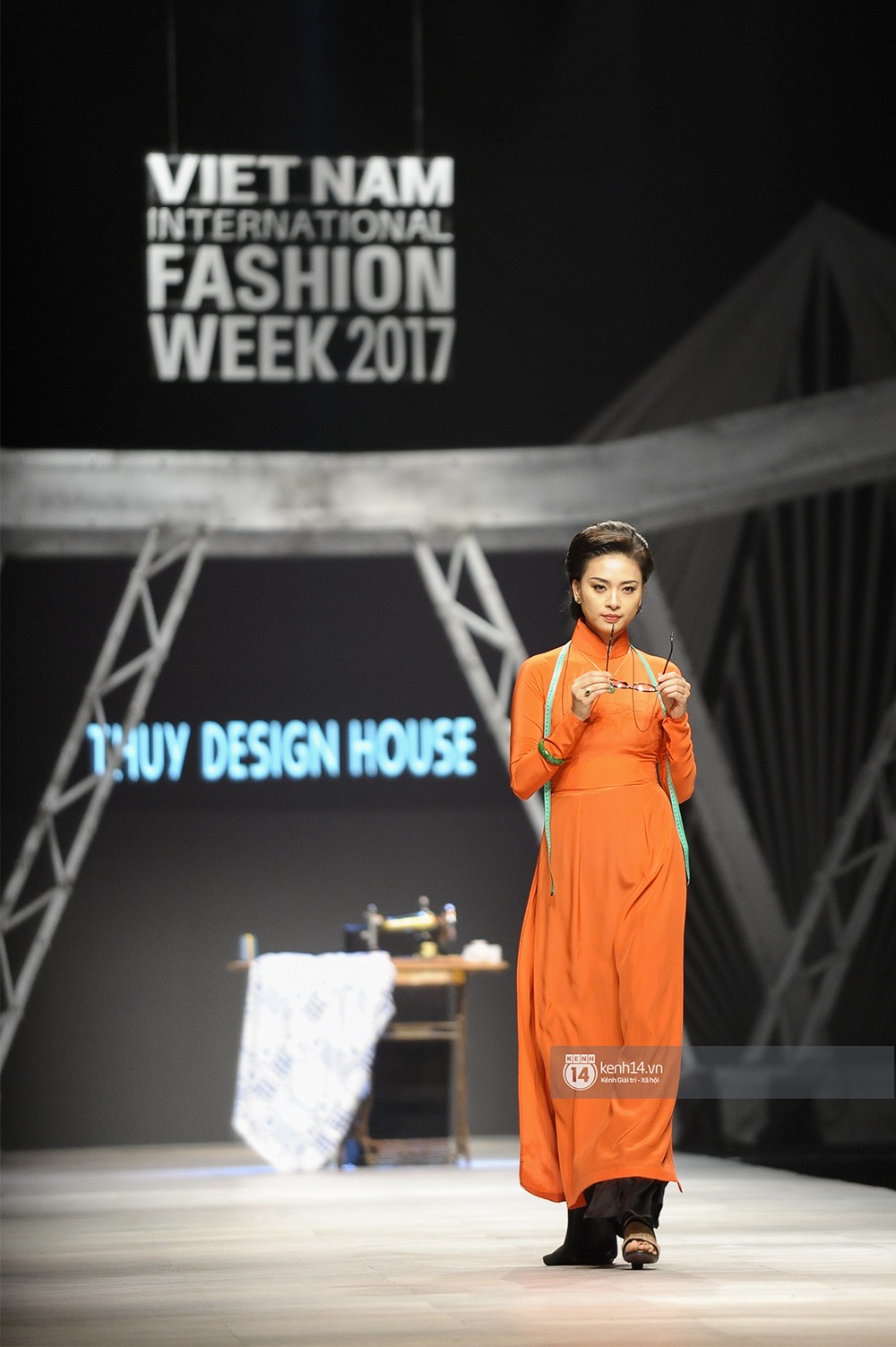 VIFW ngày 2: Chị đại Ngô Thanh Vân mở màn xuất sắc cho BST Cô Ba Sài Gòn của Thuỷ Design House - Ảnh 3. VIFW ngày 2: Chị đại Ngô Thanh Vân mở màn xuất sắc cho BST Cô Ba Sài Gòn của Thuỷ Design House - Ảnh 3.