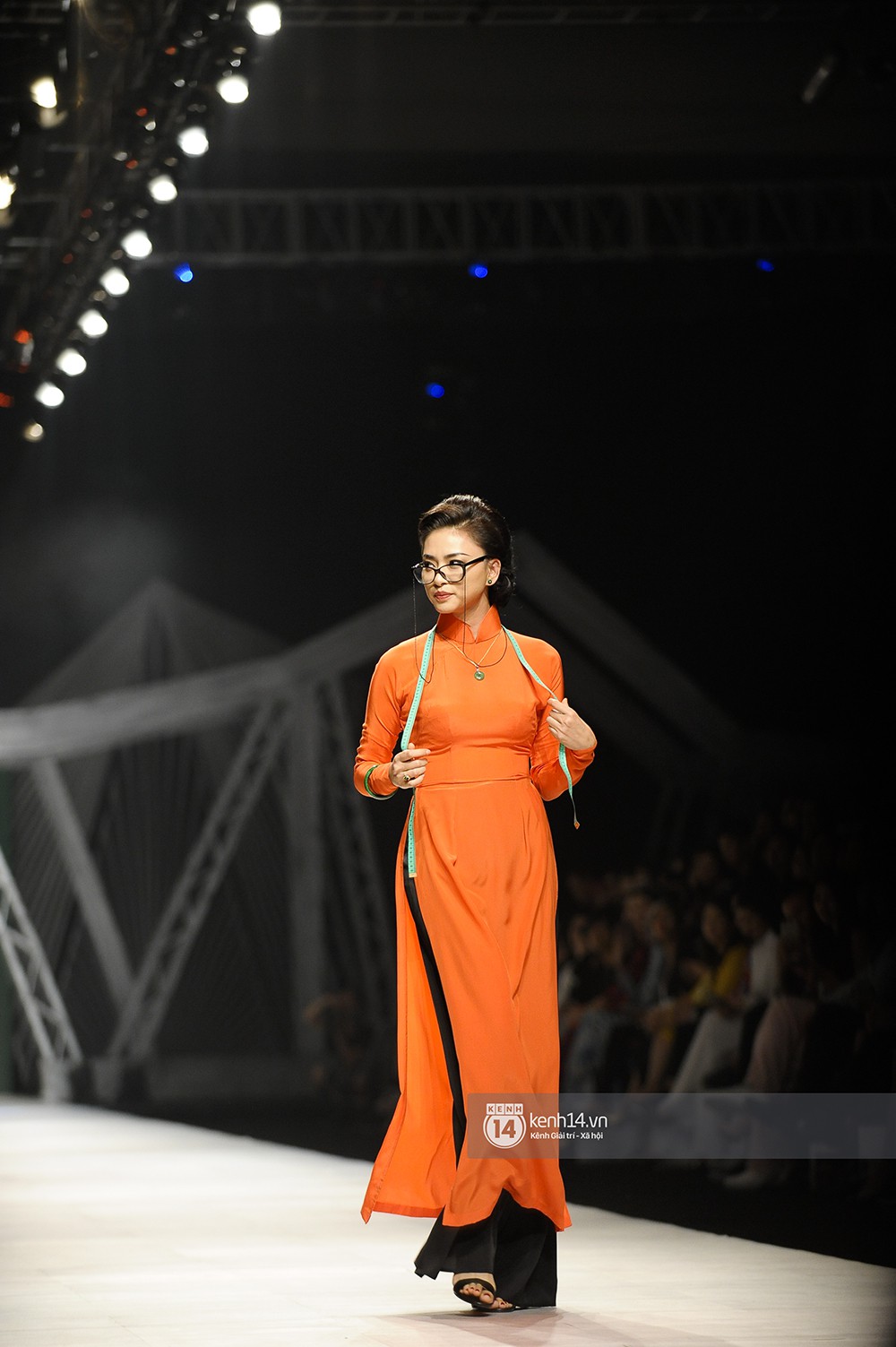 VIFW ngày 2: Chị đại Ngô Thanh Vân mở màn xuất sắc cho BST Cô Ba Sài Gòn của Thuỷ Design House - Ảnh 5. VIFW ngày 2: Chị đại Ngô Thanh Vân mở màn xuất sắc cho BST Cô Ba Sài Gòn của Thuỷ Design House - Ảnh 5.