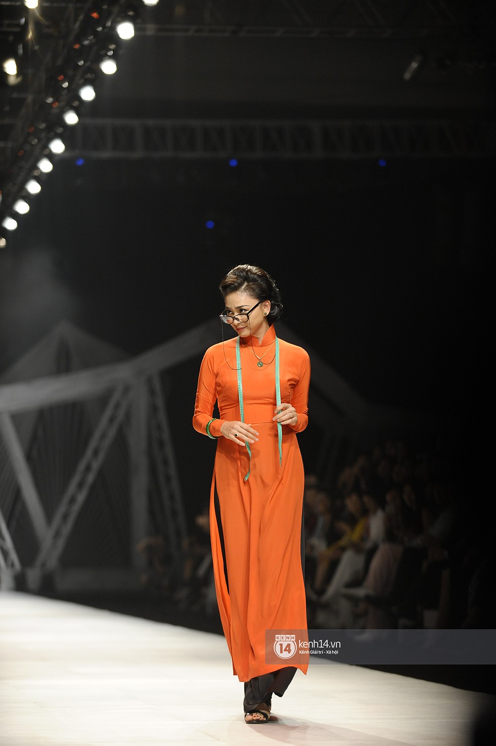VIFW ngày 2: Chị đại Ngô Thanh Vân mở màn xuất sắc cho BST Cô Ba Sài Gòn của Thuỷ Design House - Ảnh 4. VIFW ngày 2: Chị đại Ngô Thanh Vân mở màn xuất sắc cho BST Cô Ba Sài Gòn của Thuỷ Design House - Ảnh 4.