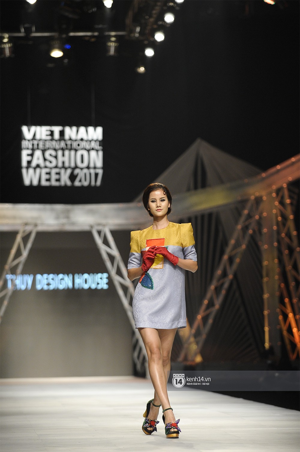 VIFW ngày 2: Chị đại Ngô Thanh Vân mở màn xuất sắc cho BST Cô Ba Sài Gòn của Thuỷ Design House - Ảnh 6. VIFW ngày 2: Chị đại Ngô Thanh Vân mở màn xuất sắc cho BST Cô Ba Sài Gòn của Thuỷ Design House - Ảnh 6.