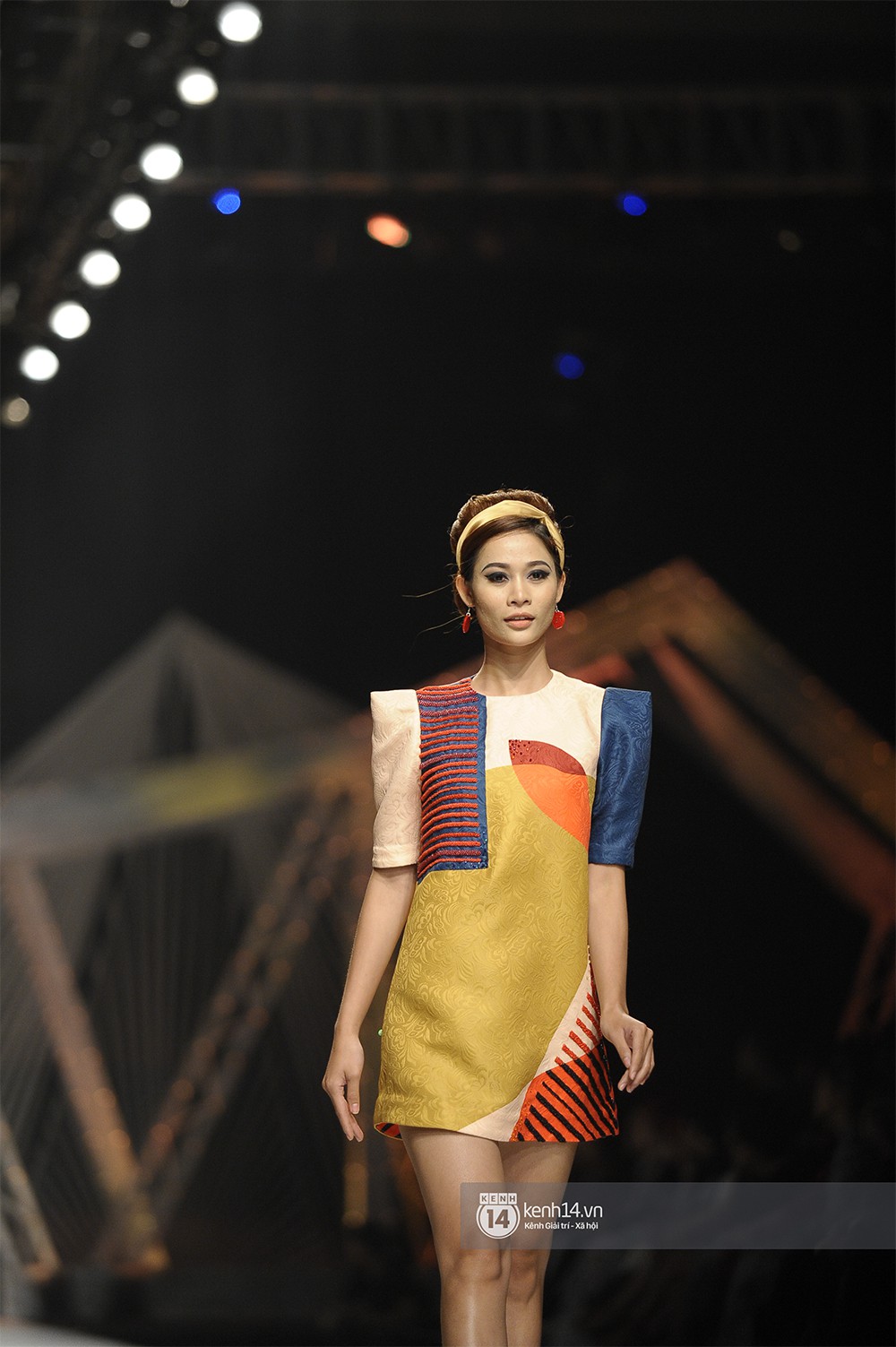 VIFW ngày 2: Chị đại Ngô Thanh Vân mở màn xuất sắc cho BST Cô Ba Sài Gòn của Thuỷ Design House - Ảnh 10. VIFW ngày 2: Chị đại Ngô Thanh Vân mở màn xuất sắc cho BST Cô Ba Sài Gòn của Thuỷ Design House - Ảnh 10.