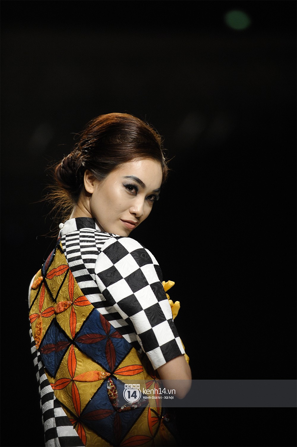 VIFW ngày 2: Chị đại Ngô Thanh Vân mở màn xuất sắc cho BST Cô Ba Sài Gòn của Thuỷ Design House - Ảnh 9. VIFW ngày 2: Chị đại Ngô Thanh Vân mở màn xuất sắc cho BST Cô Ba Sài Gòn của Thuỷ Design House - Ảnh 9.