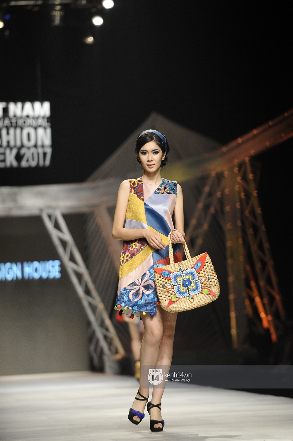VIFW ngày 2: Chị đại Ngô Thanh Vân mở màn xuất sắc cho BST Cô Ba Sài Gòn của Thuỷ Design House - Ảnh 8. VIFW ngày 2: Chị đại Ngô Thanh Vân mở màn xuất sắc cho BST Cô Ba Sài Gòn của Thuỷ Design House - Ảnh 8.