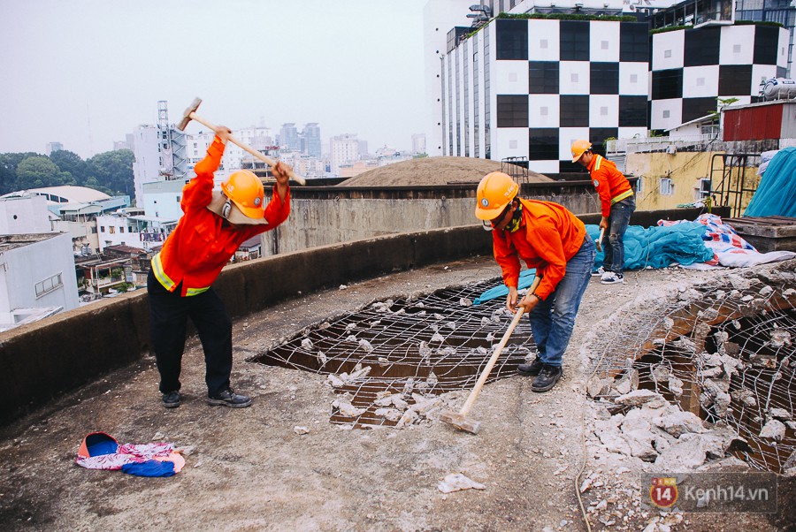 Cận cảnh phá dỡ thuỷ đài khổng lồ bỏ hoang ngay trung tâm Sài Gòn, búa tạ đập 4 lần liên tiếp mới vỡ - Ảnh 11. Công nhân tốn nhiều sức lực mới đập vỡ mảng bê tông.