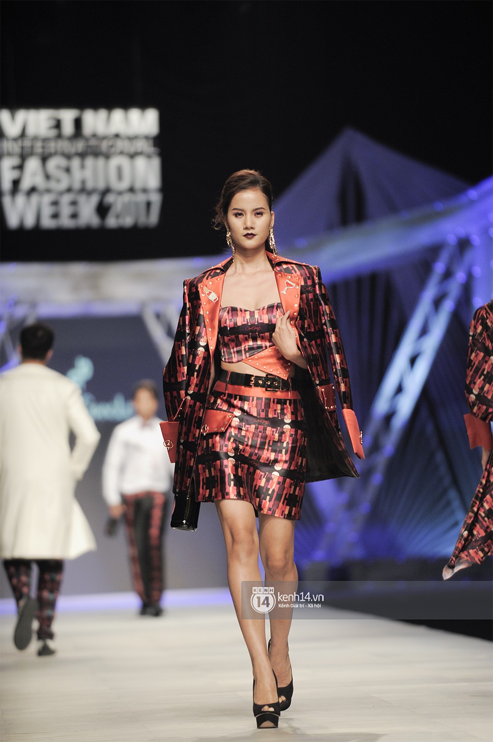 VIFW ngày 3: Huyền My tái xuất ngoạn mục, Võ Hoàng Yến lại làm vedette trong show Claret Giang Lê - Ảnh 8. VIFW ngày 3: Huyền My tái xuất ngoạn mục, Võ Hoàng Yến lại làm vedette trong show Claret Giang Lê - Ảnh 8.