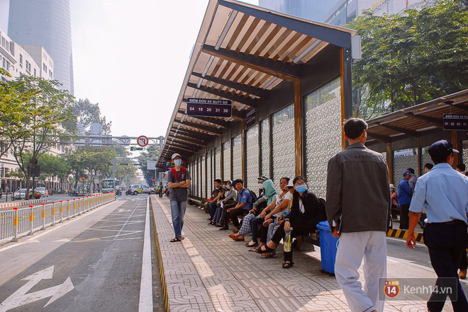 Cận cảnh trạm xe buýt 8,5 tỷ đồng, “sang chảnh” nhất trung tâm Sài Gòn và có nhà vệ sinh thông minh - Ảnh 4.