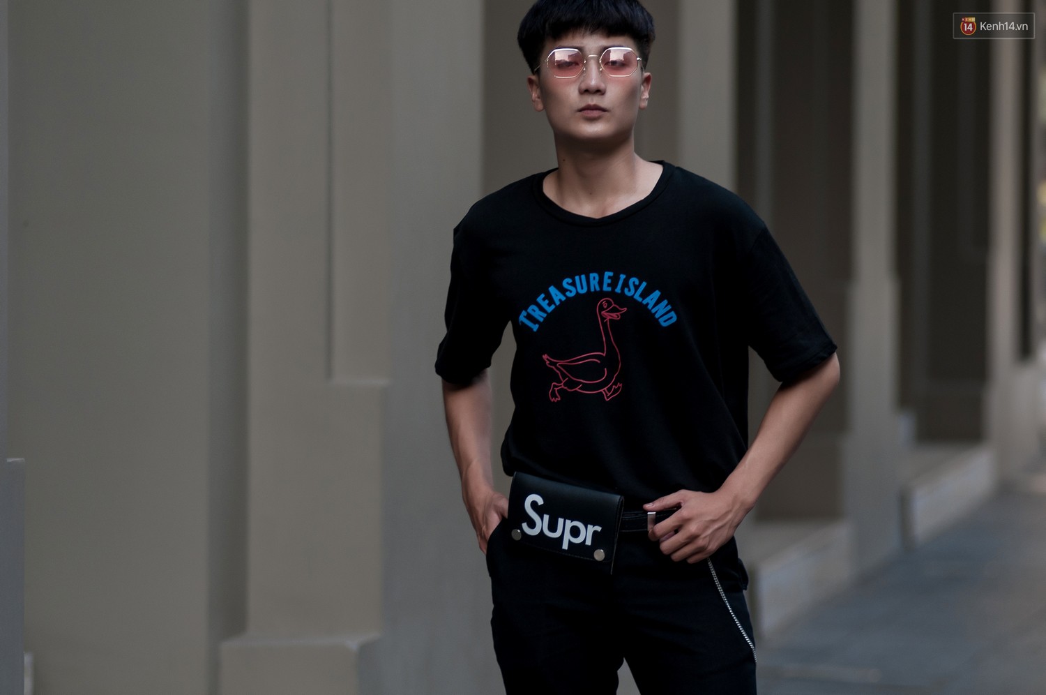Street style 2 miền: các bạn trẻ lăng xê nhiệt tình cho túi cắp nách và họa tiết kẻ caro - Ảnh 16. Street style 2 miền: các bạn trẻ lăng xê nhiệt tình cho túi cắp nách và họa tiết kẻ caro - Ảnh 16.