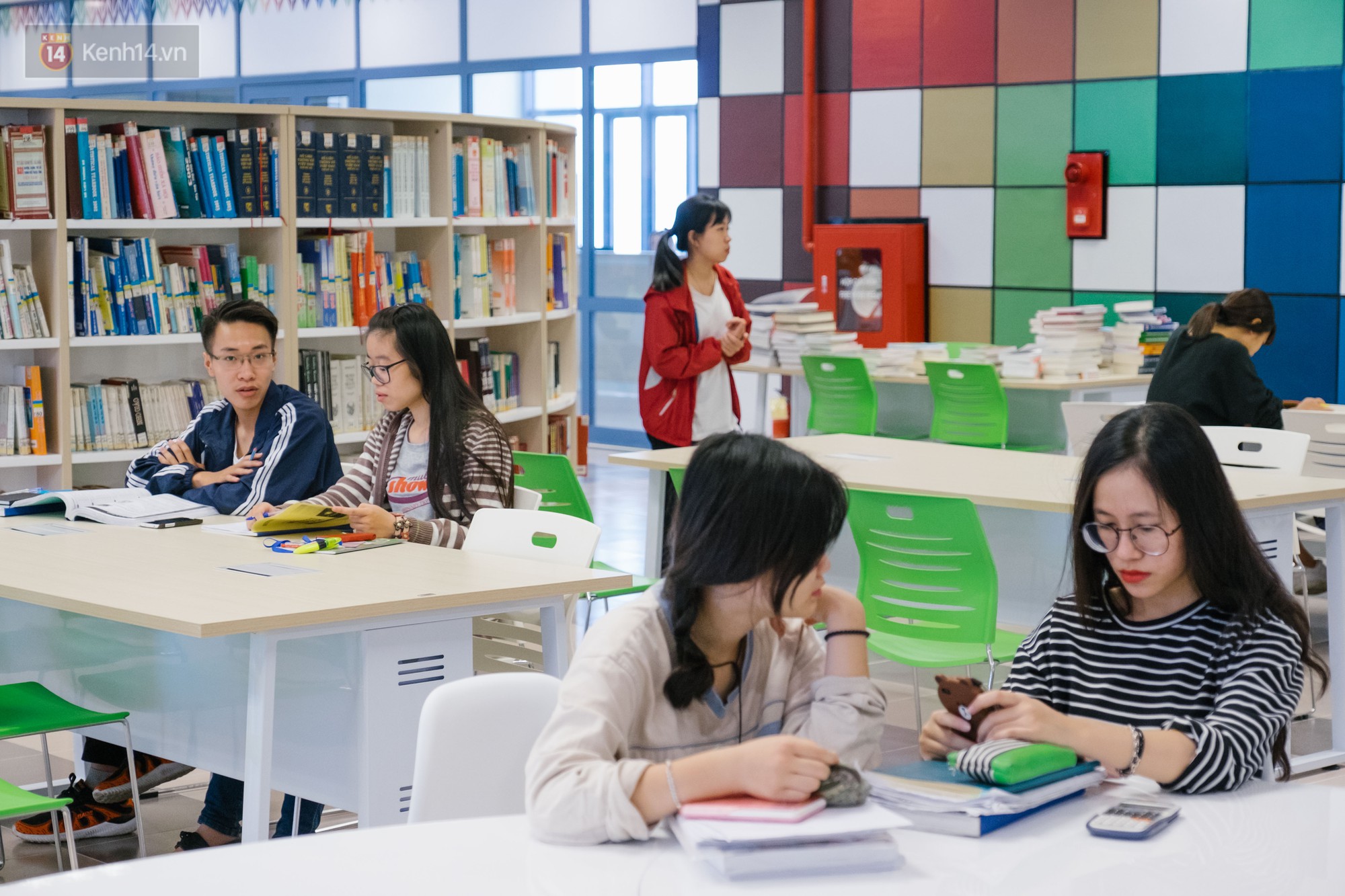 Kh&ocirc;ng chỉ c&oacute; t&ograve;a nh&agrave; thế kỷ, thư viện mới của ĐH Kinh tế Quốc d&acirc;n cũng đẹp v&agrave; cực kỳ hiện đại - Ảnh 13.