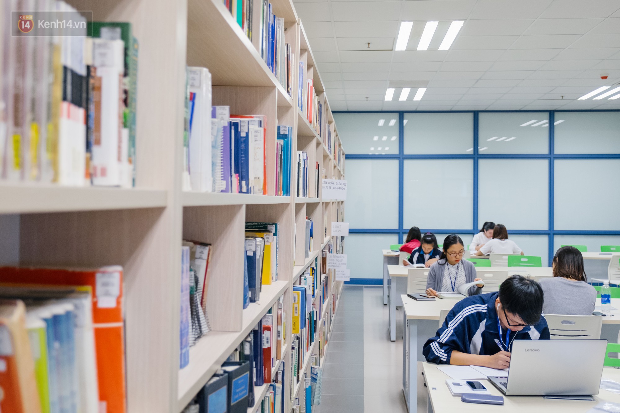 Kh&ocirc;ng chỉ c&oacute; t&ograve;a nh&agrave; thế kỷ, thư viện mới của ĐH Kinh tế Quốc d&acirc;n cũng đẹp v&agrave; cực kỳ hiện đại - Ảnh 10.