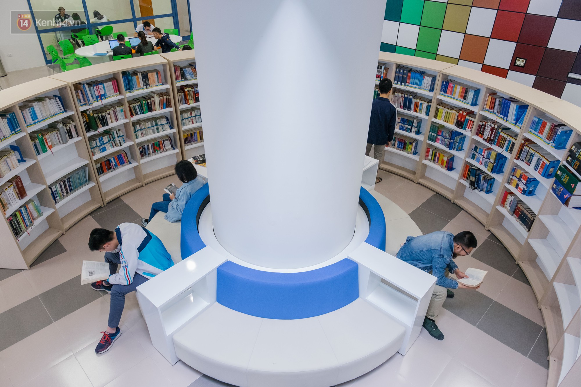 Kh&ocirc;ng chỉ c&oacute; t&ograve;a nh&agrave; thế kỷ, thư viện mới của ĐH Kinh tế Quốc d&acirc;n cũng đẹp v&agrave; cực kỳ hiện đại - Ảnh 7.