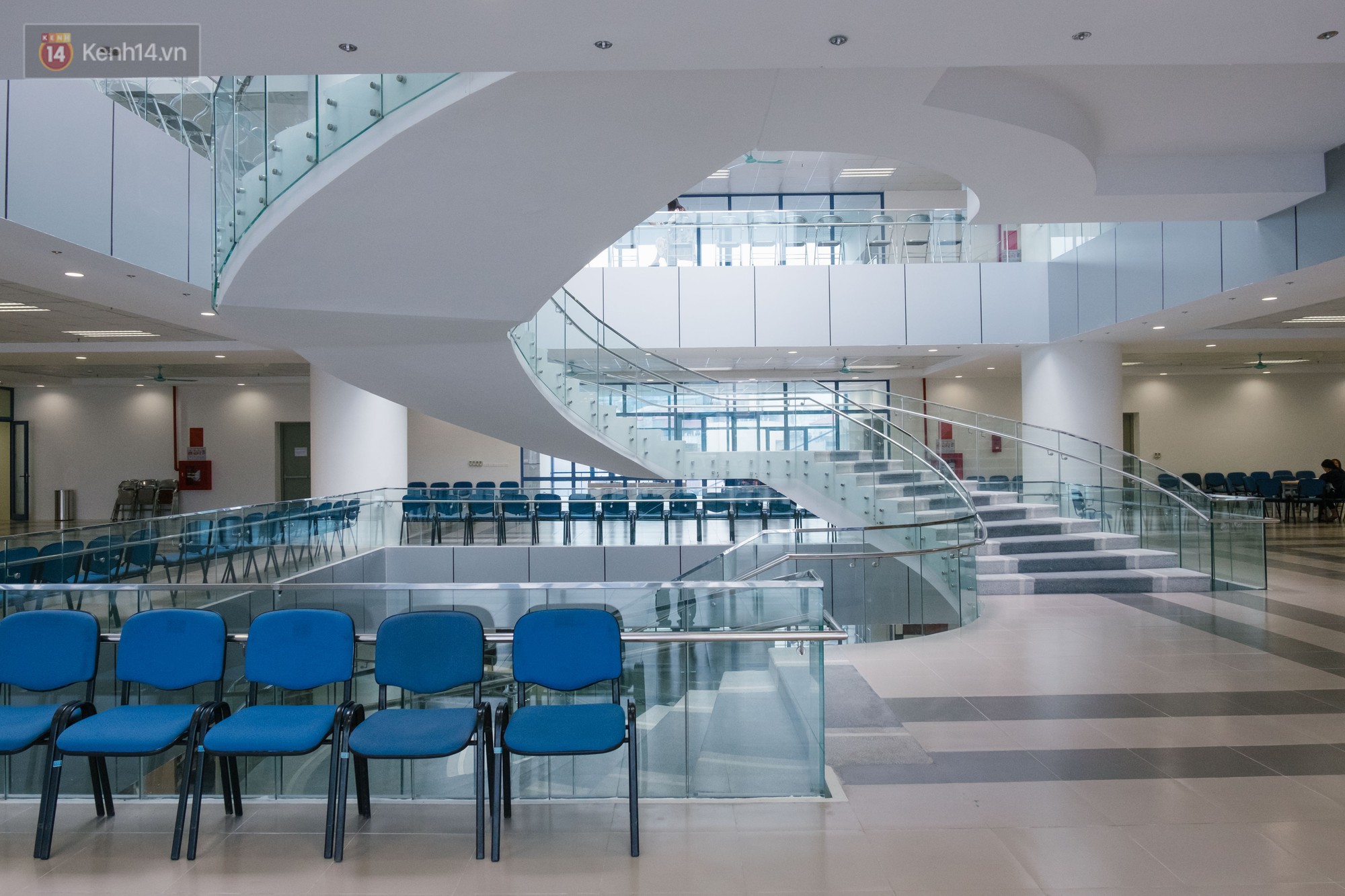 Kh&ocirc;ng chỉ c&oacute; t&ograve;a nh&agrave; thế kỷ, thư viện mới của ĐH Kinh tế Quốc d&acirc;n cũng đẹp v&agrave; cực kỳ hiện đại - Ảnh 12.
