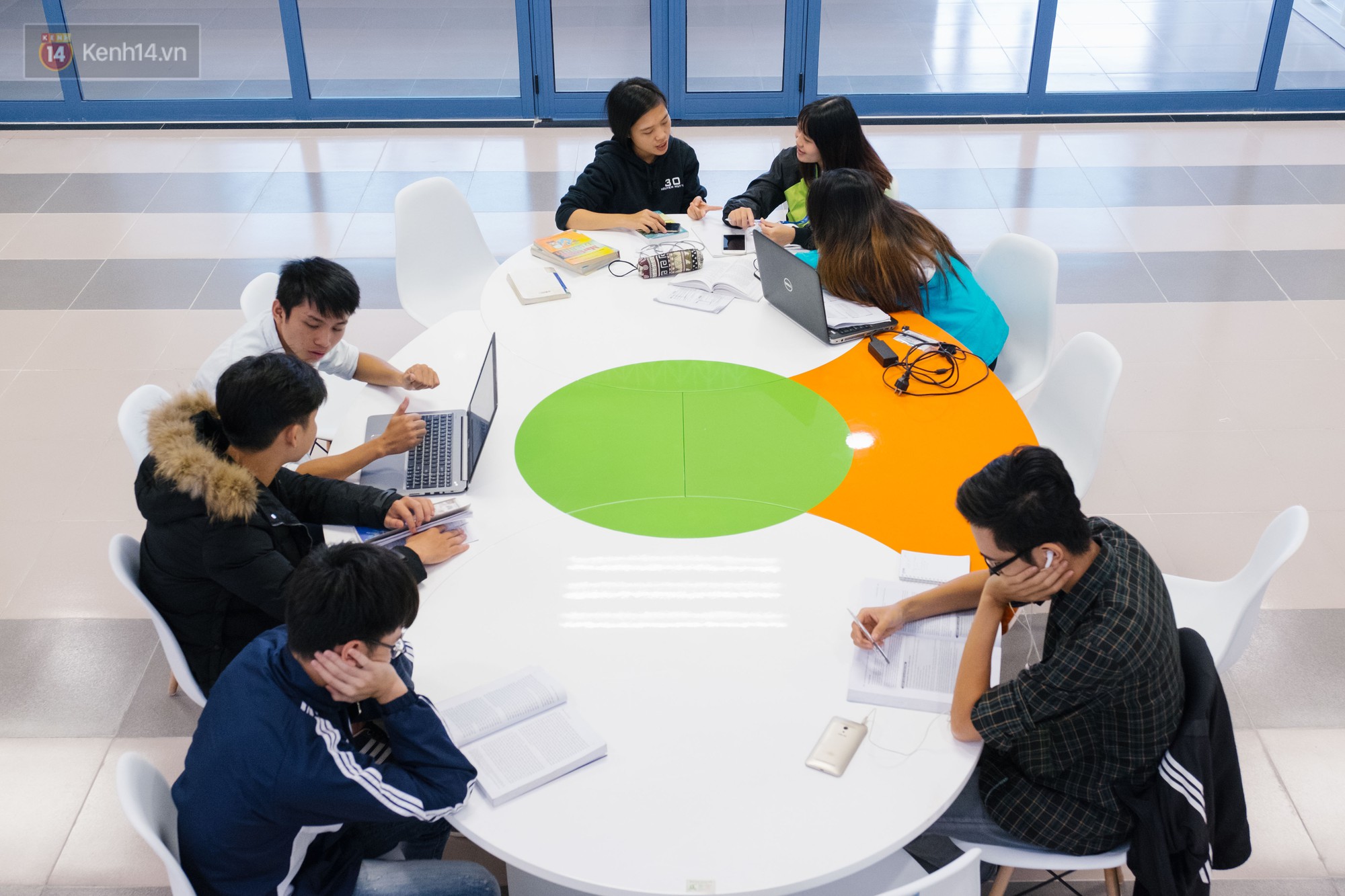 Kh&ocirc;ng chỉ c&oacute; t&ograve;a nh&agrave; thế kỷ, thư viện mới của ĐH Kinh tế Quốc d&acirc;n cũng đẹp v&agrave; cực kỳ hiện đại - Ảnh 8.