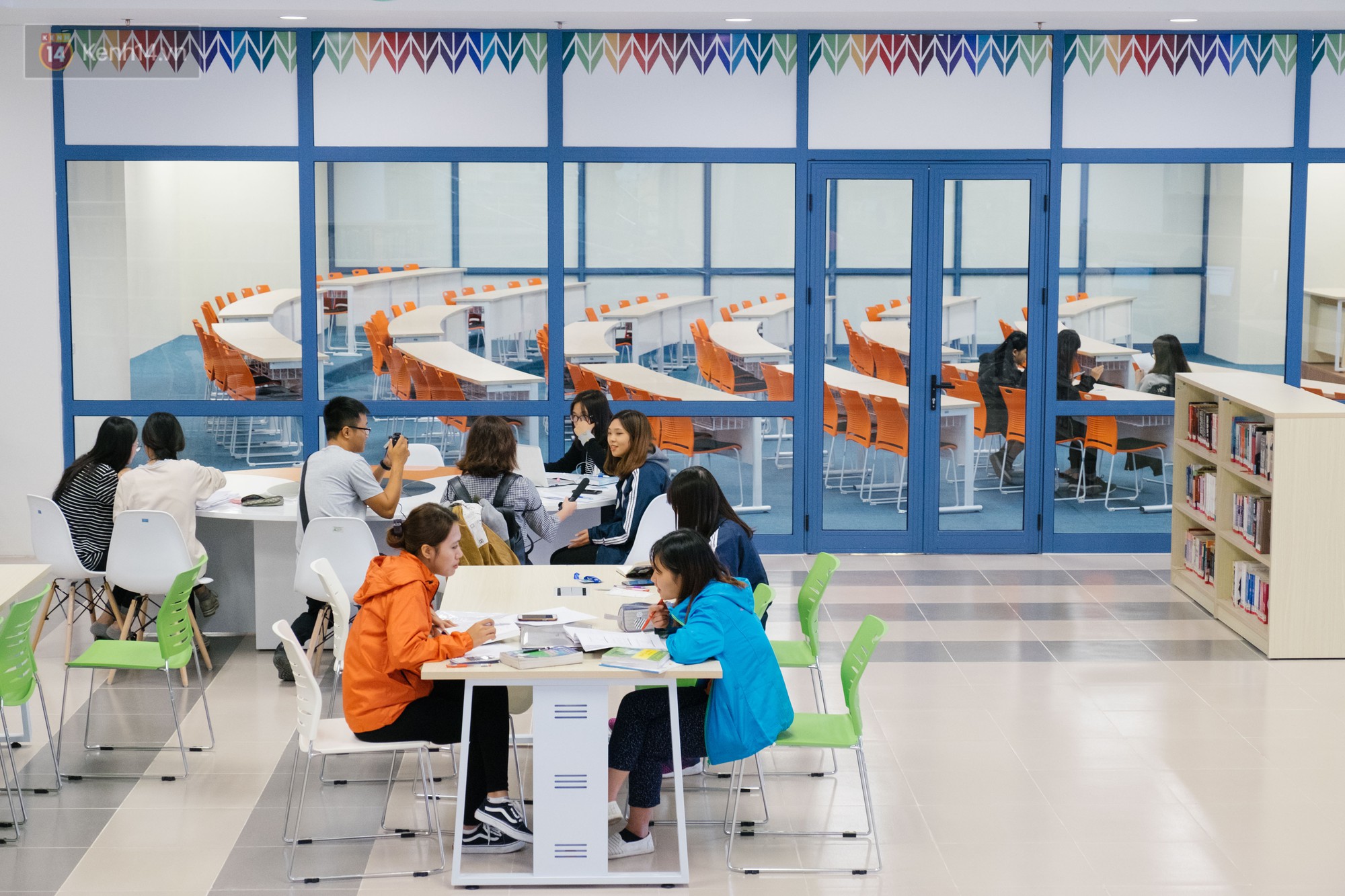 Kh&ocirc;ng chỉ c&oacute; t&ograve;a nh&agrave; thế kỷ, thư viện mới của ĐH Kinh tế Quốc d&acirc;n cũng đẹp v&agrave; cực kỳ hiện đại - Ảnh 17.