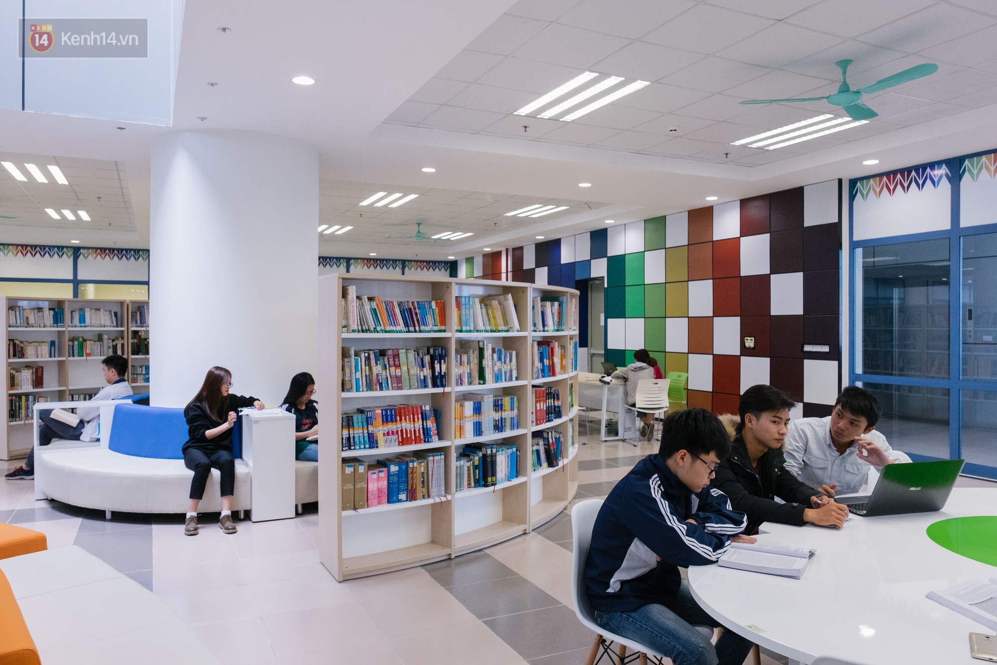 Kh&ocirc;ng chỉ c&oacute; t&ograve;a nh&agrave; thế kỷ, thư viện mới của ĐH Kinh tế Quốc d&acirc;n cũng đẹp v&agrave; cực kỳ hiện đại - Ảnh 3.