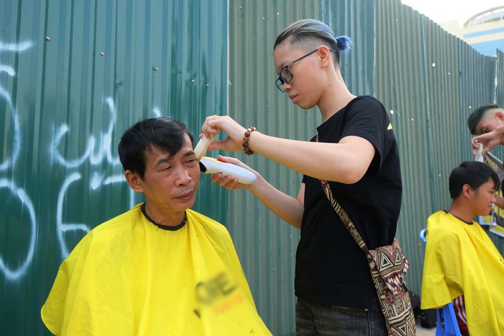 Tiệm cắt tóc miễn phí cho người lao động nghèo và sinh viên trên vỉa hè Hà Nội - Ảnh 14.