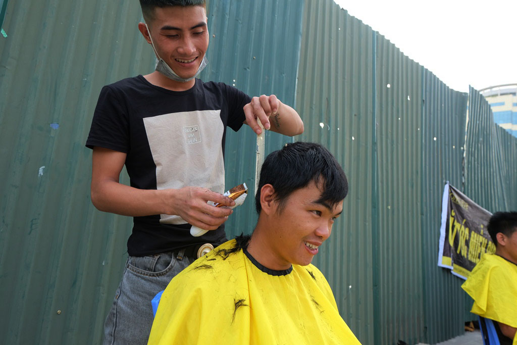 Tiệm cắt tóc miễn phí cho người lao động nghèo và sinh viên trên vỉa hè Hà Nội - Ảnh 12.