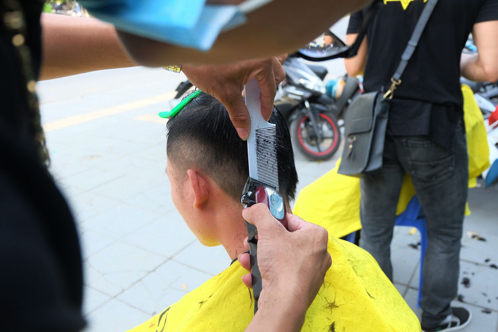 Tiệm cắt tóc miễn phí cho người lao động nghèo và sinh viên trên vỉa hè Hà Nội - Ảnh 10.
