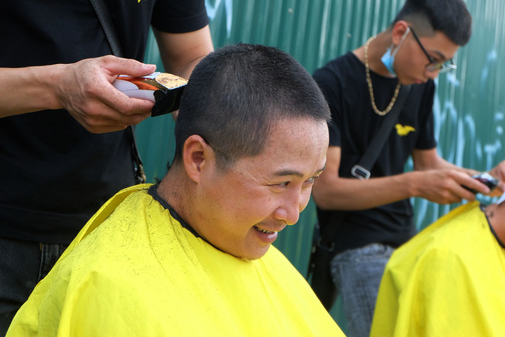 Tiệm cắt tóc miễn phí cho người lao động nghèo và sinh viên trên vỉa hè Hà Nội - Ảnh 8.