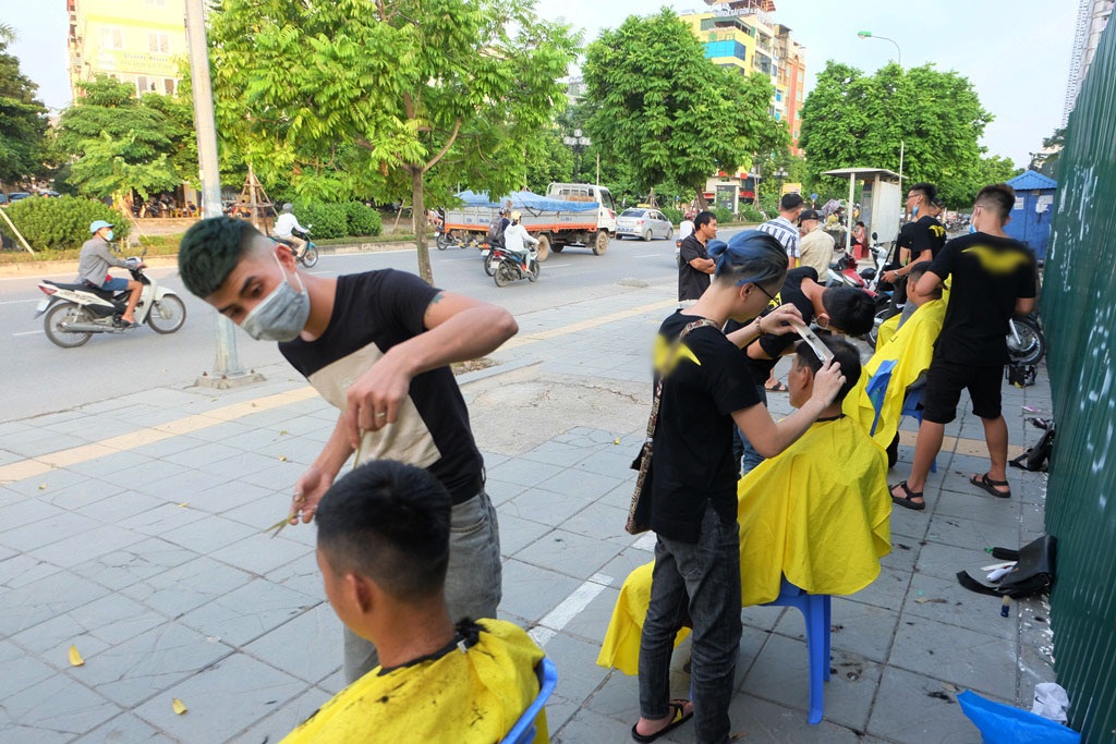 Tiệm cắt tóc miễn phí cho người lao động nghèo và sinh viên trên vỉa hè Hà Nội - Ảnh 3.
