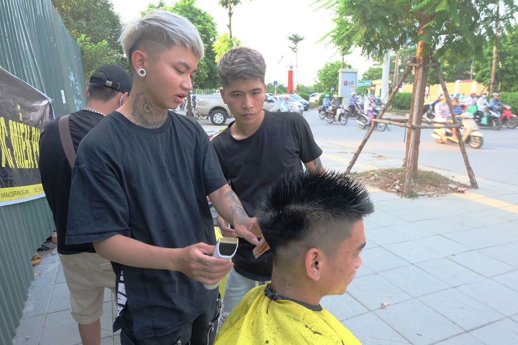 Tiệm cắt tóc miễn phí cho người lao động nghèo và sinh viên trên vỉa hè Hà Nội - Ảnh 5.