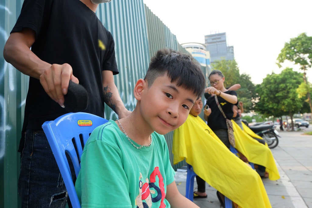 Tiệm cắt tóc miễn phí cho người lao động nghèo và sinh viên trên vỉa hè Hà Nội - Ảnh 16.